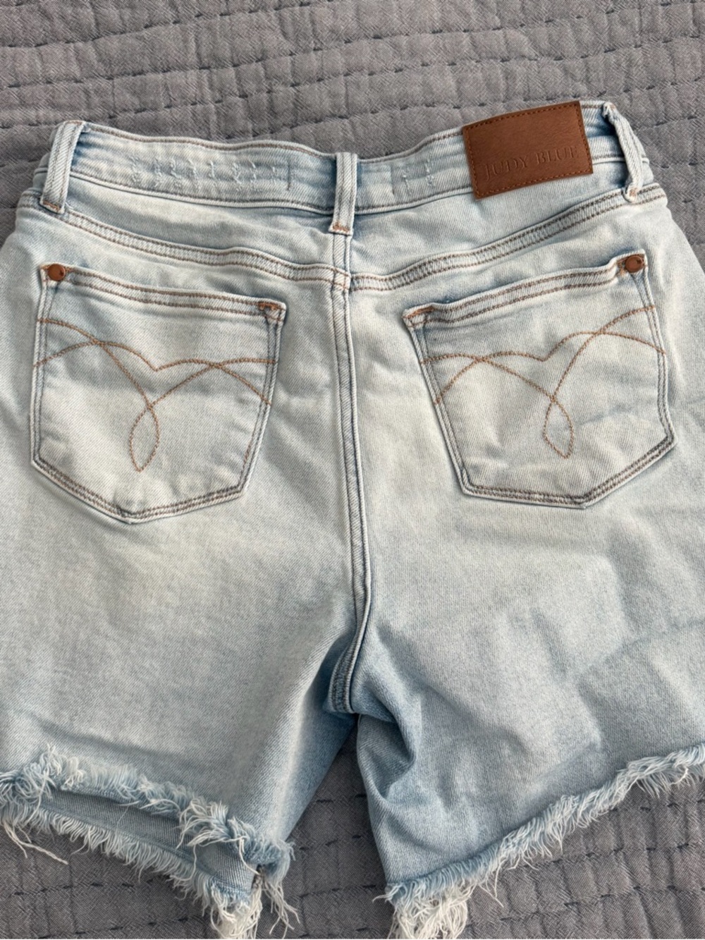 Judy Blue Light Wash Denim Frayed Hem Shorts Size Large EUC